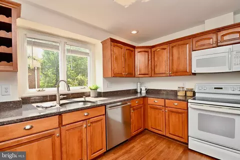 806 Bashford Ln, Alexandria, VA 22314