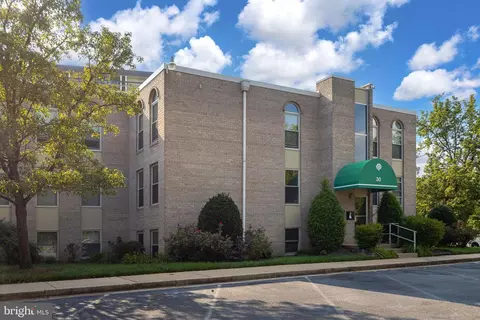 30 Canterbury Sq #201, Alexandria, VA 22304