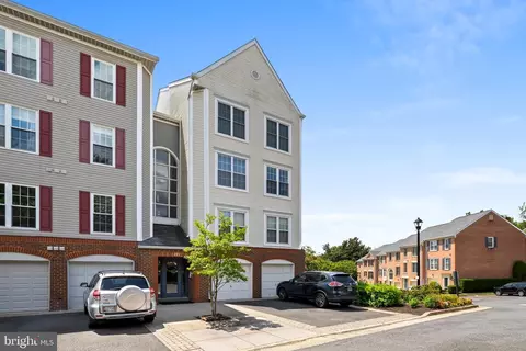 271 S Pickett St #301, Alexandria, VA 22304