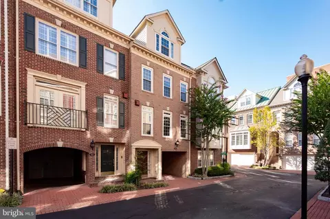 824 Water Pl, Alexandria, VA 22314