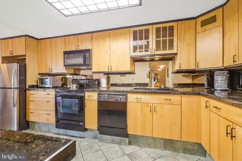 309 Yoakum Pkwy #608, Alexandria, VA 22304
