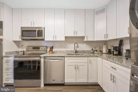 307 Yoakum Pkwy #1218, Alexandria, VA 22304