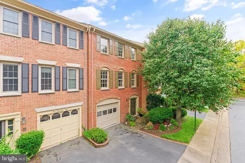 5006 Heritage Ln, Alexandria, VA 22311