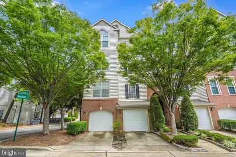 4657 Longstreet Ln #201, Alexandria, VA 22311