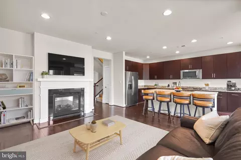 2008 Potomac Ave #102, Alexandria, VA 22301