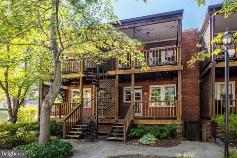 3 Russell Rd #3A, Alexandria, VA 22301
