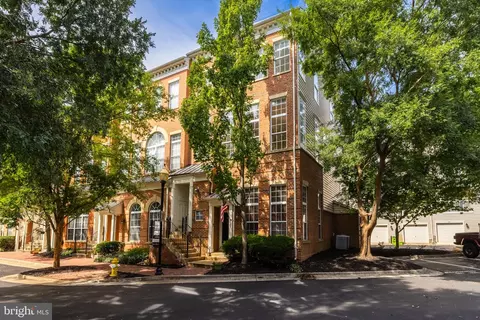 165 Martin Ln, Alexandria, VA 22304
