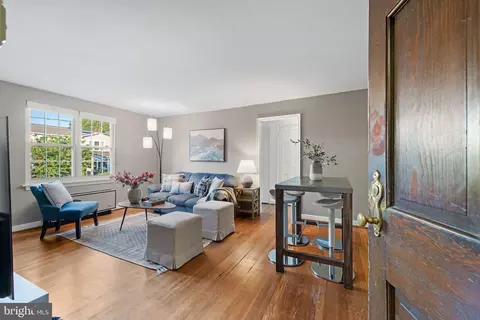 111 E Glebe Rd #B, Alexandria, VA 22305