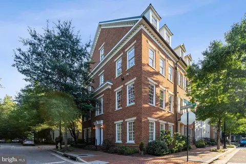 700 Lyles Ln, Alexandria, VA 22314