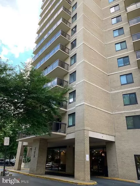 309 Yoakum Pkwy #905, Alexandria, VA 22304