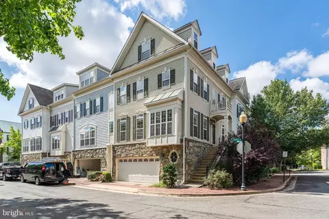 5017 Grimm Dr, Alexandria, VA 22304