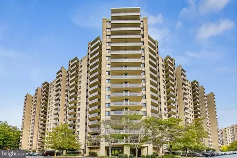 205 Yoakum Pkwy #326, Alexandria, VA 22304