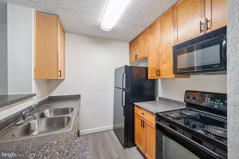 60 S Van Dorn St #318, Alexandria, VA 22304