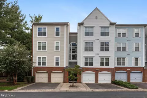 261 S Pickett St #402, Alexandria, VA 22304