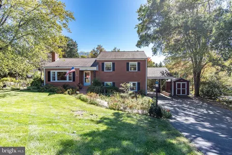 696 Janneys Ln, Alexandria, VA 22302