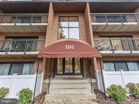 3242 S 28th St S #304, Alexandria, VA 22302