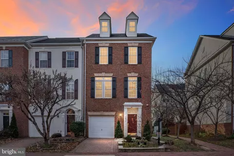 5019 Murtha St, Alexandria, VA 22304