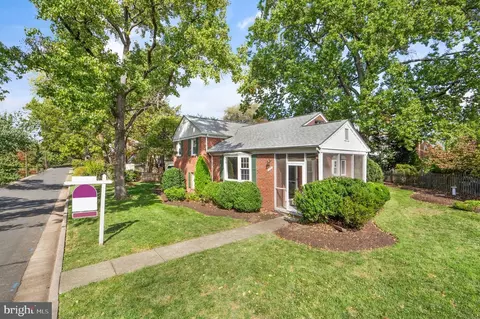 709 W View Ter, Alexandria, VA 22301