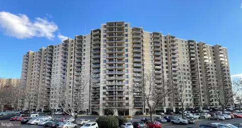 205 Yoakum Pkwy #307, Alexandria, VA 22304