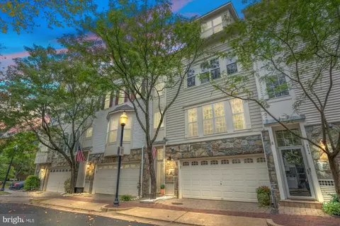 5052 Minda Ct, Alexandria, VA 22304