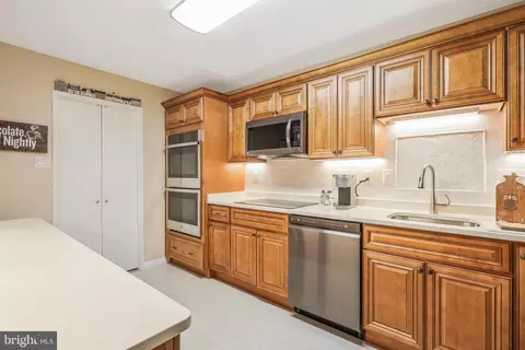 309 Yoakum Pkwy #708, Alexandria, VA 22304