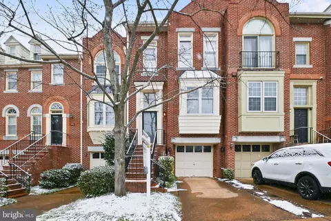 3905 Courtland Cir, Alexandria, VA 22305
