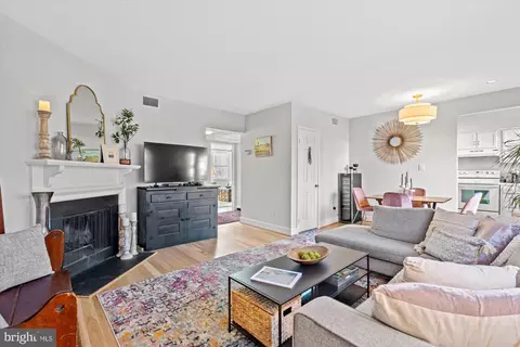1107 N Pitt St #2C, Alexandria, VA 22314