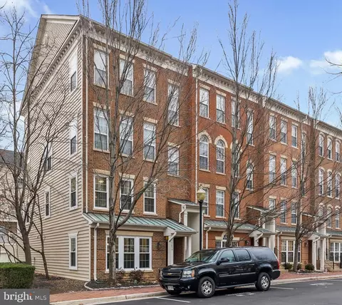 5099 Donovan Dr, Alexandria, VA 22304