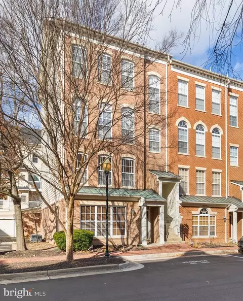 203 Martin Ln, Alexandria, VA 22304