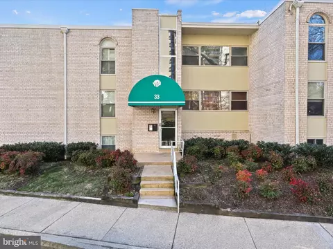 33 Canterbury Sq #302, Alexandria, VA 22304