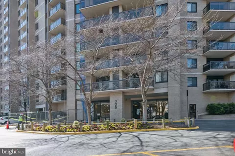 309 Yoakum Pkwy #1118, Alexandria, VA 22304