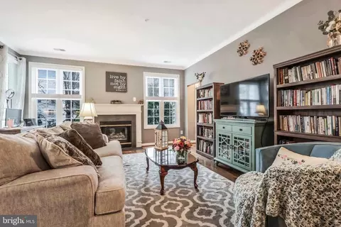 4691 Longstreet Ln #101, Alexandria, VA 22311