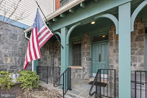 924 Slaters Ln, Alexandria, VA 22314