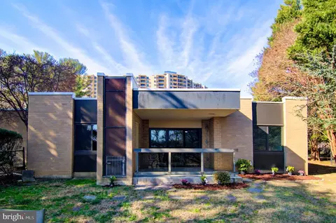 201 Yoakum Pkwy #52, Alexandria, VA 22304