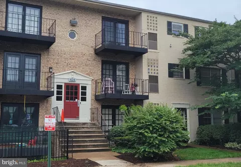 424 N Armistead St #304, Alexandria, VA 22312
