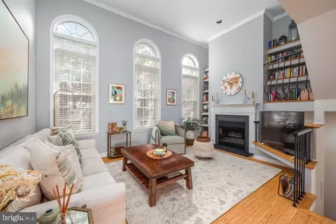 2456 Garnett Dr, Alexandria, VA 22311