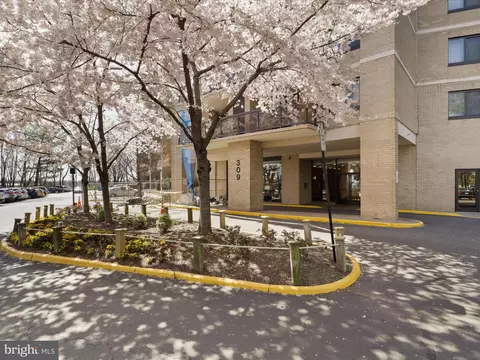 309 Yoakum Pkwy #518, Alexandria, VA 22304