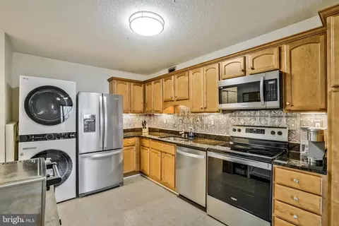 309 Yoakum Pkwy #916, Alexandria, VA 22304