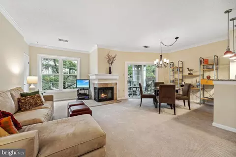 285 S Pickett St #301, Alexandria, VA 22304