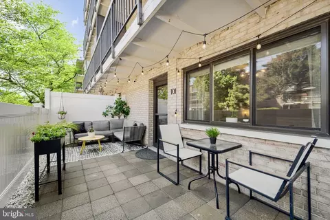 3222 S 28th St #101, Alexandria, VA 22302