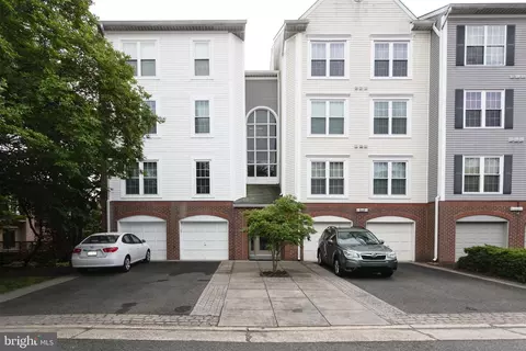 273 S Pickett St S #101, Alexandria, VA 22304