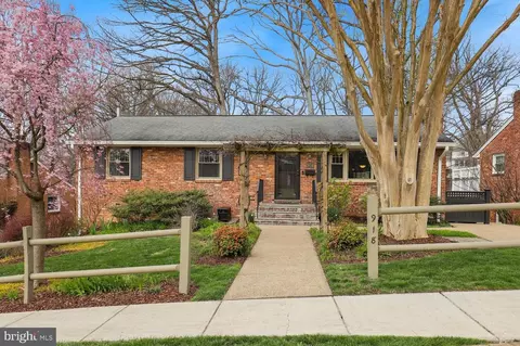 918 Juniper Pl, Alexandria, VA 22304