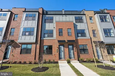 105 Warburton, Alexandria, VA 22304