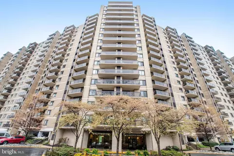 307 Yoakum Pkwy #920, Alexandria, VA 22304