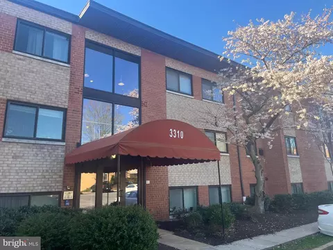 3310 S 28th St #403, Alexandria, VA 22302