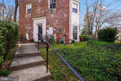 3323 Valley Dr, Alexandria, VA 22302