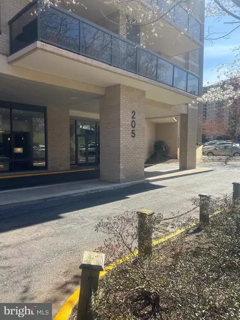 205 Yoakum Pkwy #406, Alexandria, VA 22304