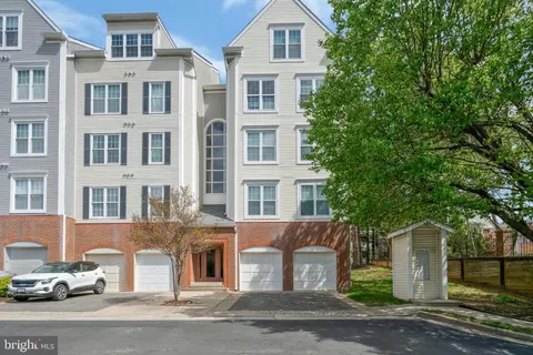 285 S Pickett St #402, Alexandria, VA 22304