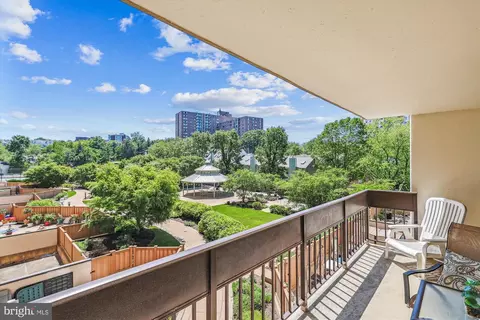5300 Holmes Run Pkwy #401, Alexandria, VA 22304