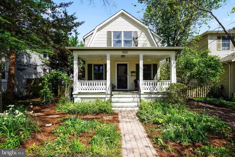 112 E Walnut St, Alexandria, VA 22301
